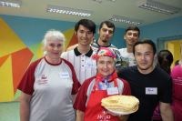 ​В День России «серебряные» волонтёры Волгограда учили своих друзей, иностранных студентов, печь русские блины.